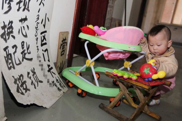 Chinese Family Lives in Abandoned Toilet