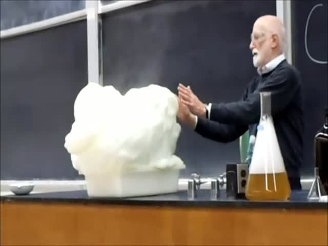Epic Chemistry Teacher Gives the Best Classes 