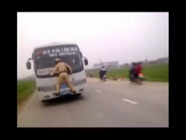 Only in Vietnam – Brave Cop vs Crazy Bus Driver 