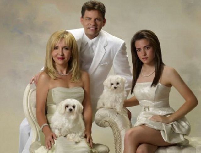 Painfully Awkward Family Photos: Pet Addition
