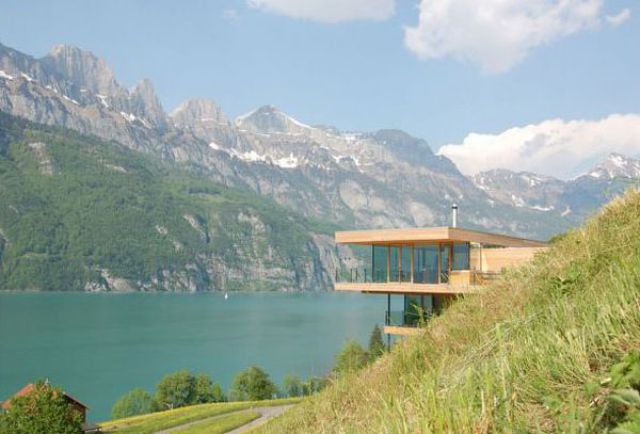 Spectacular Houses Near a Lake