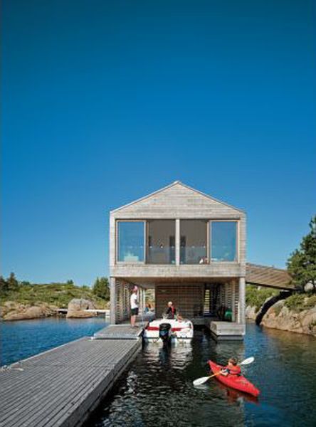 Spectacular Houses Near a Lake