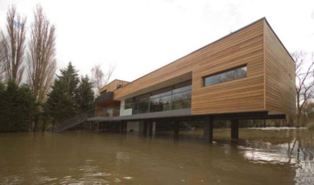 Spectacular Houses Near a Lake