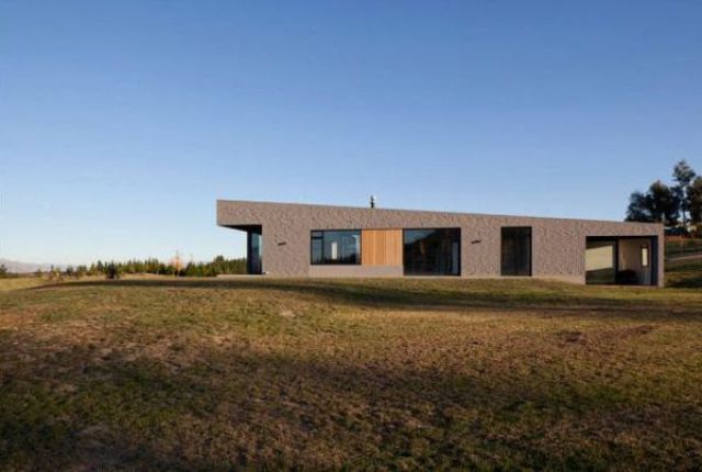 Spectacular Houses Near a Lake