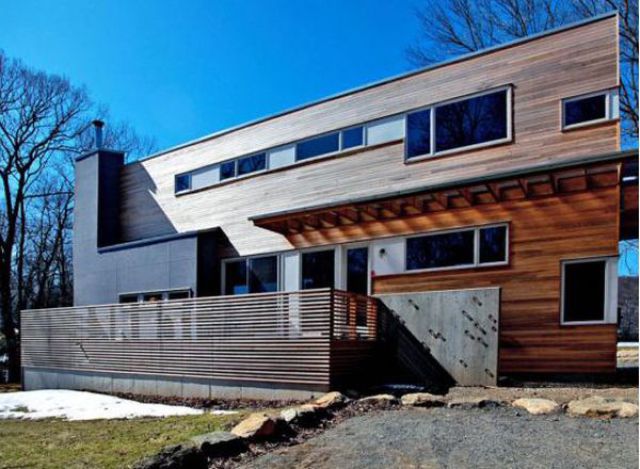 Spectacular Houses Near a Lake