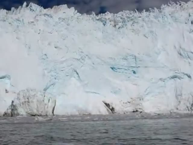 Glacier Breaks Off and Causes Huge Wave 