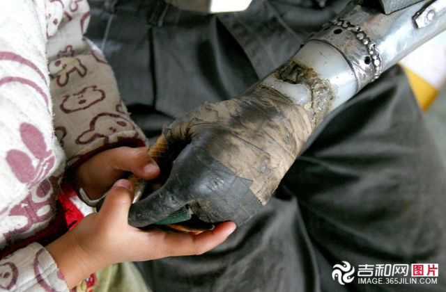 Chinese Man Builds Himself Bionic Hands from Scrap Metal