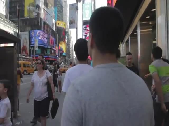 Guy Tricked Everybody on Times Square into Thinking He’s Famous! 