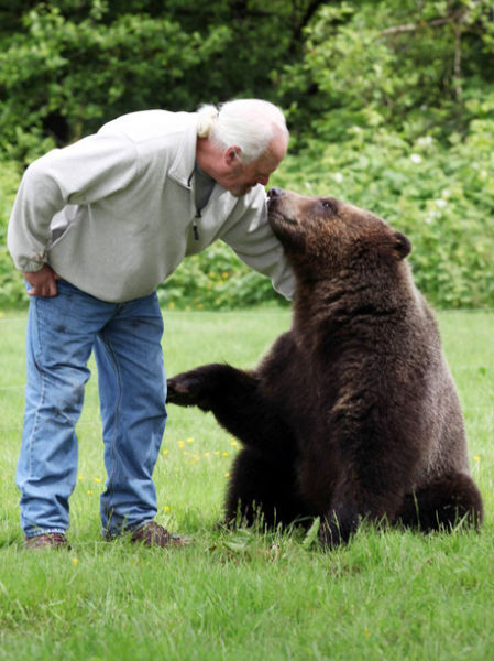 canadian_couple_has_grizzly_bear_pet_640_14