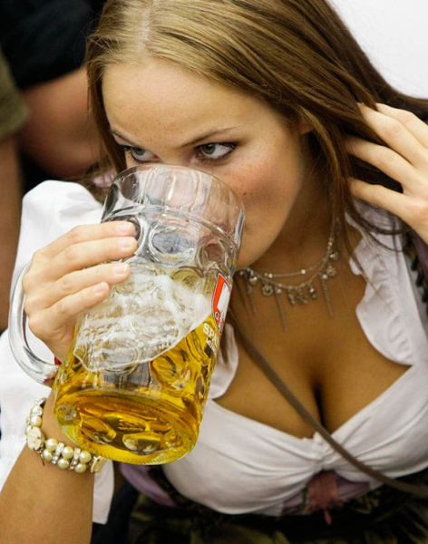 busty_girls_of_oktoberfest_640_22.jpg