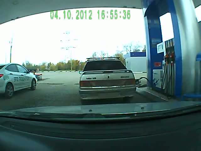 Epic Fail at the Gas Station. Well, It Happens to Men Too… 
