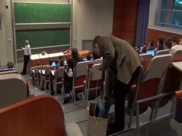 Student Brings Typewriter to Lecture 