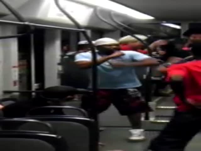 Subway Fight Turns into WTF Style in No Time 