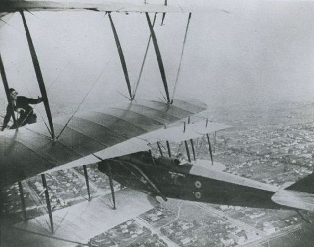 Pilots Perform Grand Aerial Stunts In the 1920s!