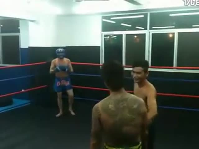 When a Street Fighter Challenges a Muay Thai Instructor 