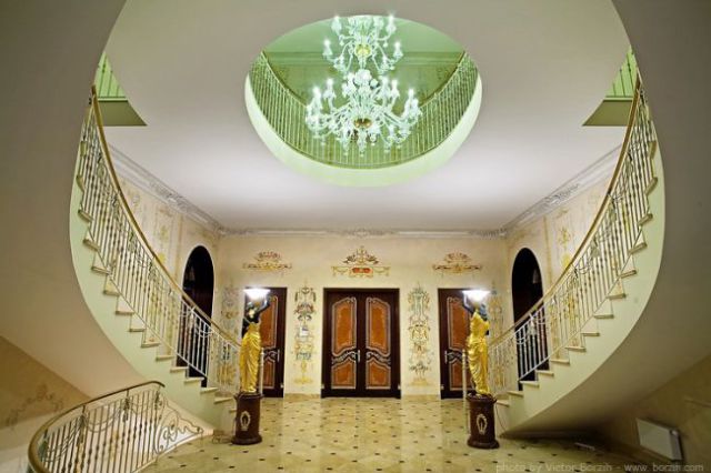 Wealthy Russians Live In These Spectacular Moscow Homes