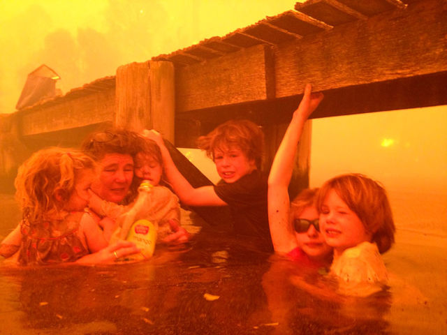 Powerful Pictures of Family Escaping Wildfires of Australia
