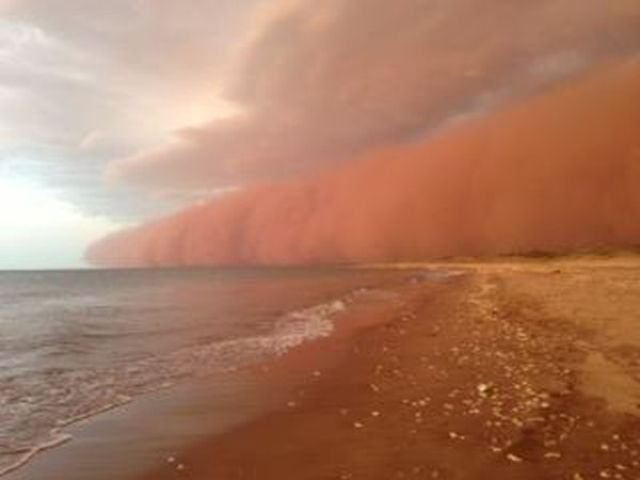 Unusual Red Wave Hits Western Australia
