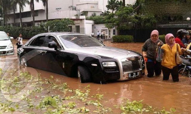 Rolls-Royce Gets Rescued By Locals in Indonesia