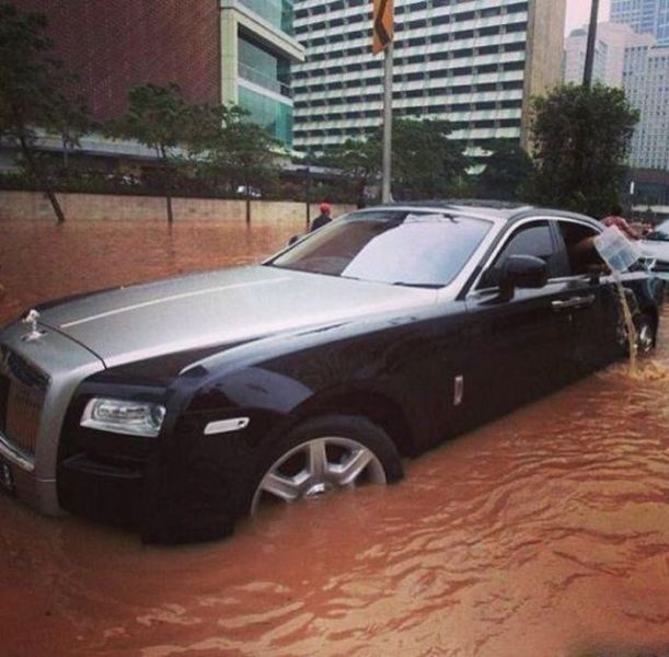 Rolls-Royce Gets Rescued By Locals in Indonesia