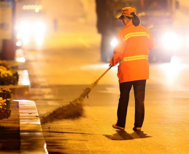 China’s Only Millionaire Street Sweeper