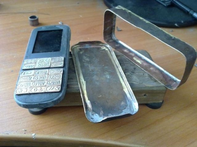 Cheap Cellphone Gets Cool Steampunk Makeover