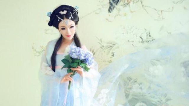 Chinese Girl Joins the Living Doll Craze