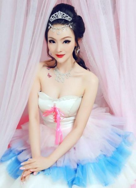 Chinese Girl Joins the Living Doll Craze