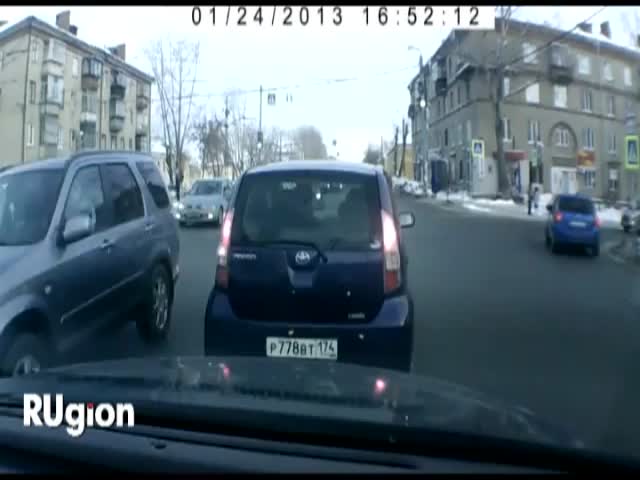 Driver Throws Trash Out the Window, Good Citizen Steps in 