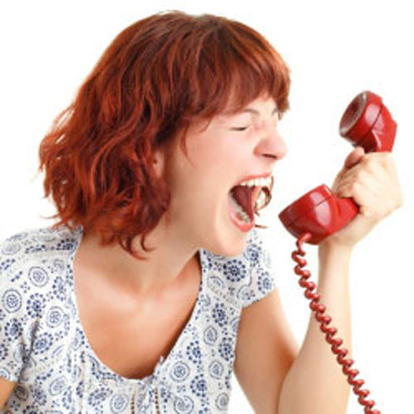 Молчание в трубку. Женщина кричит в телефон. Кричит в телефонную трубку. Человек кричит.