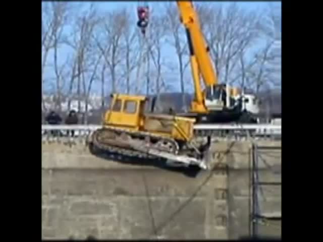 Epic Crane vs Bulldozer Fail 