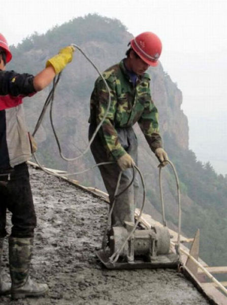 It’s Hazardous Work for Chinese Mountain Road Builders