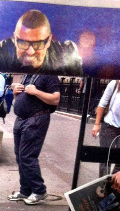 Funny Newspaper Photobombs Amuse This Bored Commuter