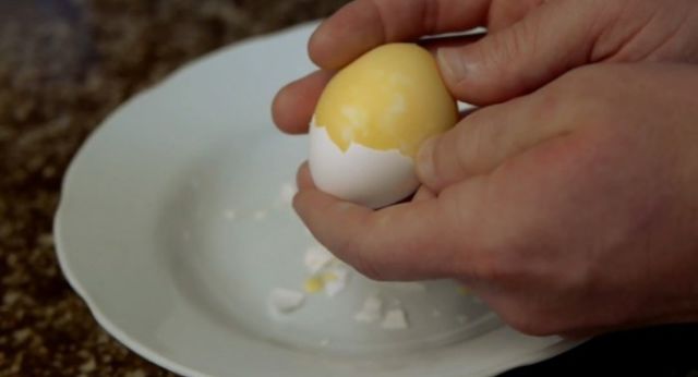 How to Make Scrambled Eggs inside Their Shell