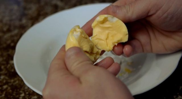 How to Make Scrambled Eggs inside Their Shell