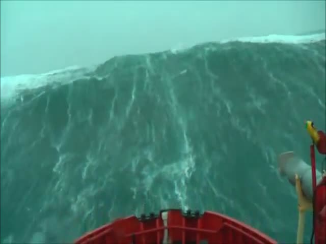 The Terrifying Sight of Monstrous Waves Hitting a Ship 