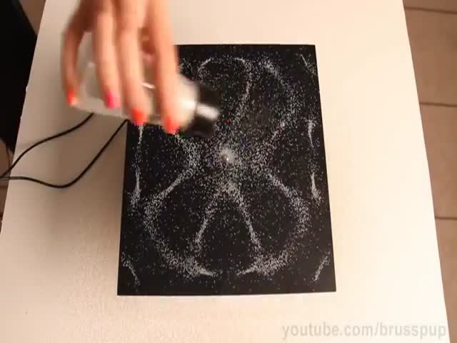 Stunning Resonance Experiment with Salt and Vibrations 