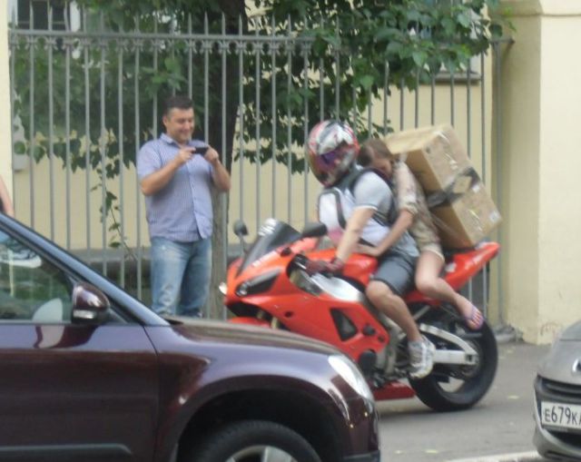 An Interesting Solution for Moving a Big Item on a Sports Bike