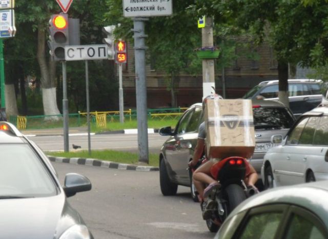 An Interesting Solution for Moving a Big Item on a Sports Bike