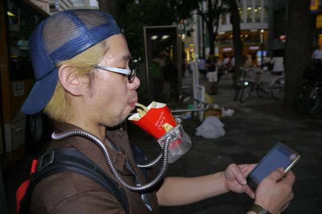 Now Even Hamburgers Can Be Eaten “Hands-Free”