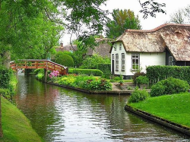 A Dutch Village Only Accessible by Boat (37 pics) - Izismile.com