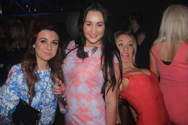 Now This Is How Photobombs Should Be Done