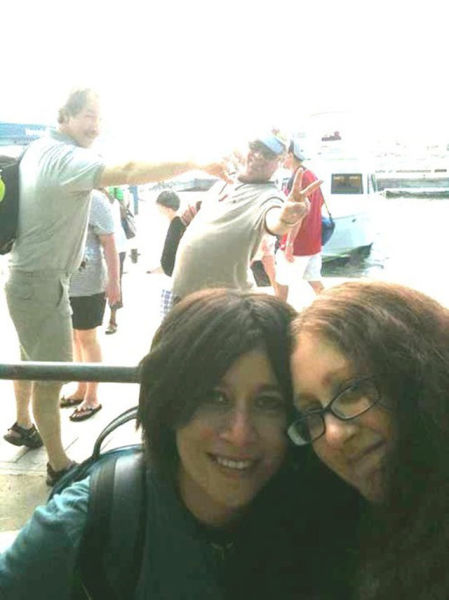 Now This Is How Photobombs Should Be Done