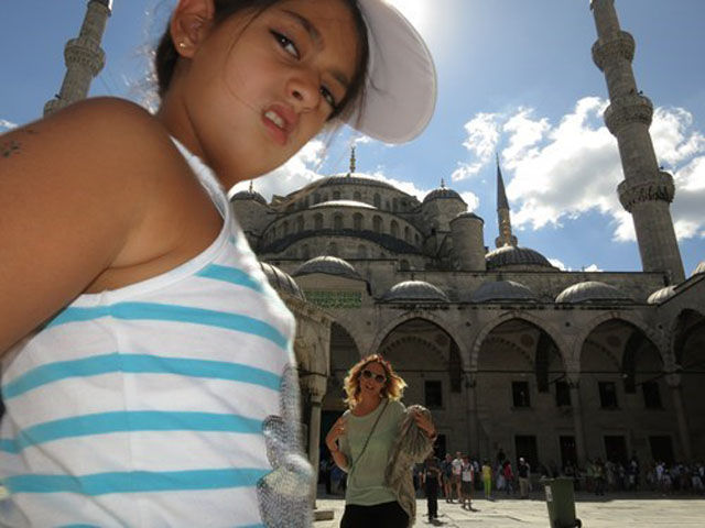 Now This Is How Photobombs Should Be Done
