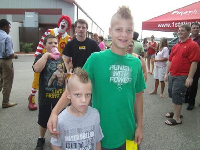 Now This Is How Photobombs Should Be Done