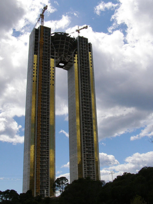 A Skyscraper That Is a Major Construction Disaster