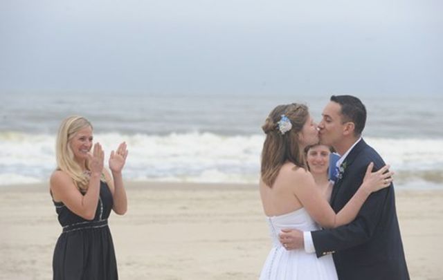 Hilarious Examples of Unexpected Wedding Photobombs