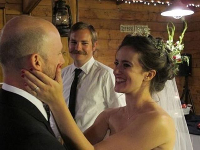 Hilarious Examples of Unexpected Wedding Photobombs