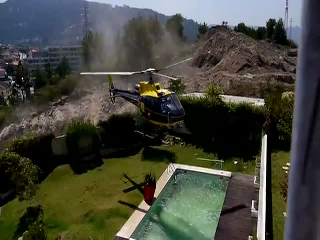 Firefighter Helicopter Steals Pool Water to Put Out Fire 