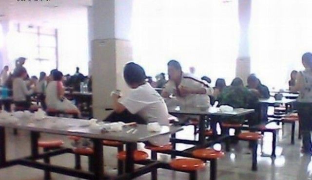 This Is How Chinese Students Eat Lunch